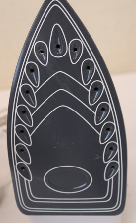 SALE OUT. Mesko MS 5037 Steam iron 2800W, Grey | Mesko MS 5037 | Steam Iron | 2800 W | Water tank capacity 170 ml | Continuous steam 35 g/min | Grey | DAMAGED PACKAGING, SCRATCHED ON KERAMIC PLATE